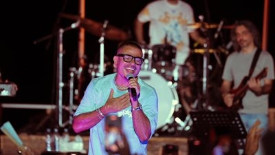 عمرو دياب يشعل أجواء الساحل الشمالي بألبومه الجديد ابتدينا