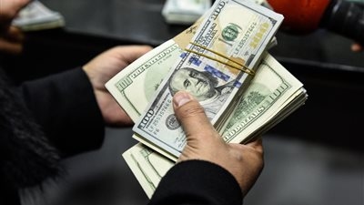 تباين أسعار صرف الدولار أمام الجنيه خلال تعاملات اليوم