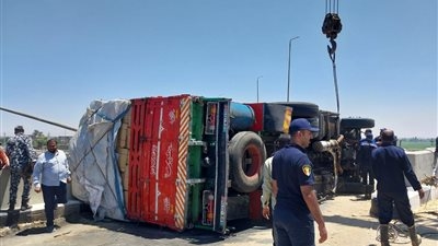 انقـ ـلاب سيارة شحن يعطل المرور على محور الشهيد باسم فكري بقنا دون إصابات