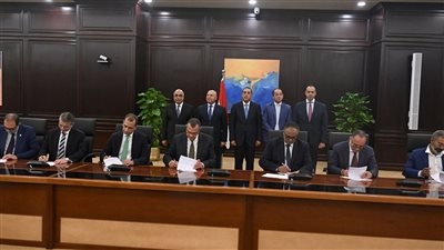 رئيس الوزراء يشهد توقيع عقدي تسوية ودية لمنازعات تتعلق بعدد من الشركات الاستثمارية