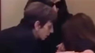 في مشهد مؤثر.. ماجدة الرومي تقبل يد فيروز في جنازة زياد الرحباني
