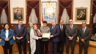محافظ القاهرة يكرم ٣٠ طالب وطالبة من أوائل الثانوية العامة والمكفوفين والدبلومات الفنية