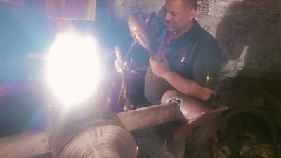 تعلمتها منذ 30 عاماً.. العم «عطيه» أسطور الحدادة بالشرقية : تزوجت وربيت ولادى منها