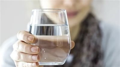 مفاجأة علمية.. شرب الماء أثناء الأكل لا يضر المعدة كما يُشاع