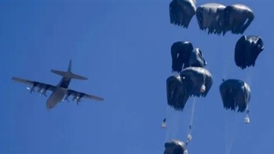 مساعدات جوية للعرض فقط.. أطفال غزة يأكلون أوراق الأشجار والطائرات تلتقط الصور