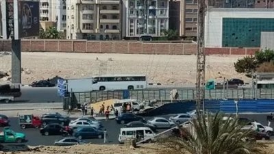 سيارة ميكروباص تصطدم بحاجز الأتوبيس الترددي أعلى الطريق الدائري