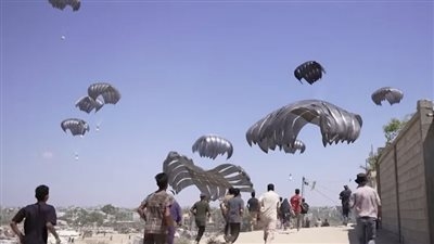 «طيور الخير تتساقط على غزة».. الإمارات تنفذ عملية الإنزال الجوي الـ 61 للمساعدات