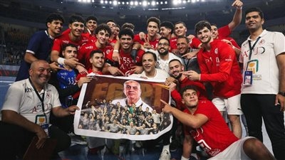 لقطة اليوم.. لاعبو منتخب مصر يحتفلون بالفوز على كوريا بصورة طارق محروس