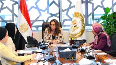 وزيرة البيئة تستعرض ملفاً حول المشروعات التى تنفذها  وزارة  البيئة من خلال مرفق البيئة العالمية