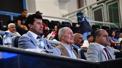 وزير الشباب والرياضة يؤازر منتخب مصر لناشئي اليد أمام الدنمارك