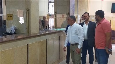 محافظ الإسماعيلية في جولة مفاجئة لمتابعة الخدمات بالمركز التكنولوجي بحي أول