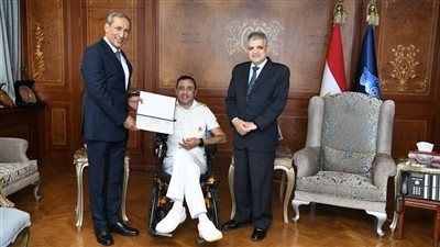 ربان مصري يدخل موسوعة جينيس بأطول غطسة تحت المياه لمريض بالشلل الرباعي..تجاوزت 6 ساعات