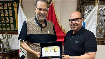 اللجنة الأولمبية تكرم لؤي دعبس تقديرًا لجهوده في دعم الملاكمة