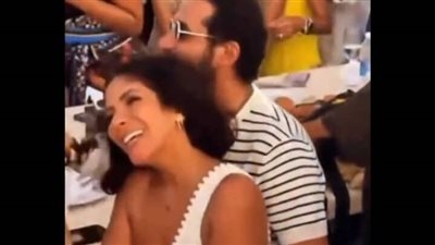 لقطات رومانسية تجمع أحمد حلمي ومنى زكي على أنغام عمرو دياب في الساحل الشمالي