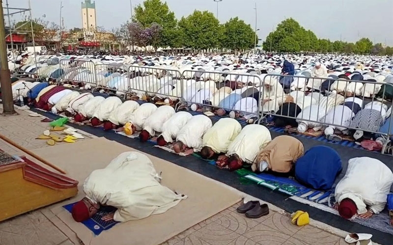 مكناس.. حواجز حديدية بين المسؤولين وعموم المواطنين تثير الاستياء خلال صلاة العيد