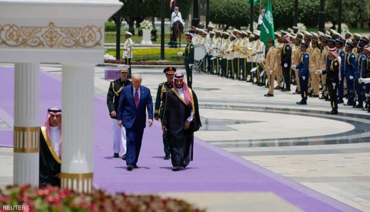 السجاد البنفسجي في استقبال ترامب يشعل الفضول