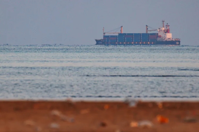 السعودية والإمارات تخططان لخطوة جديدة لدعم اليمن.. تفاصيل المنحة النفطية المرتقبة