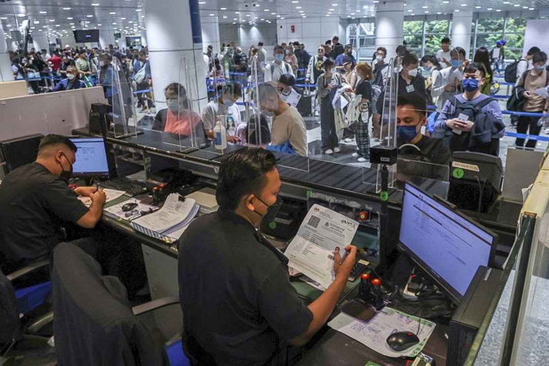 Immigration officer at KLIA entry checkpoint detained with RM8,000 in pocket