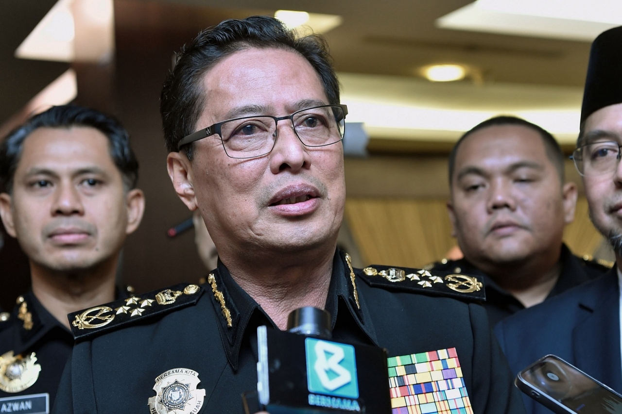 MACC chief apologises to Teoh Beng Hock's family, offers financial support for his child
