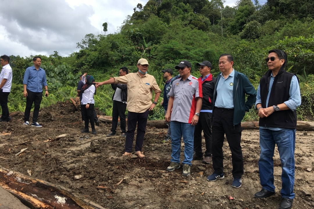 Federal-state delegation surveys Baram's poor rural roads, eyes urgent action