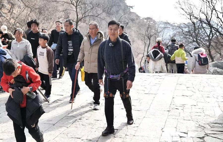 Futuristic robots in scenic areas refresh China's tourist experience
