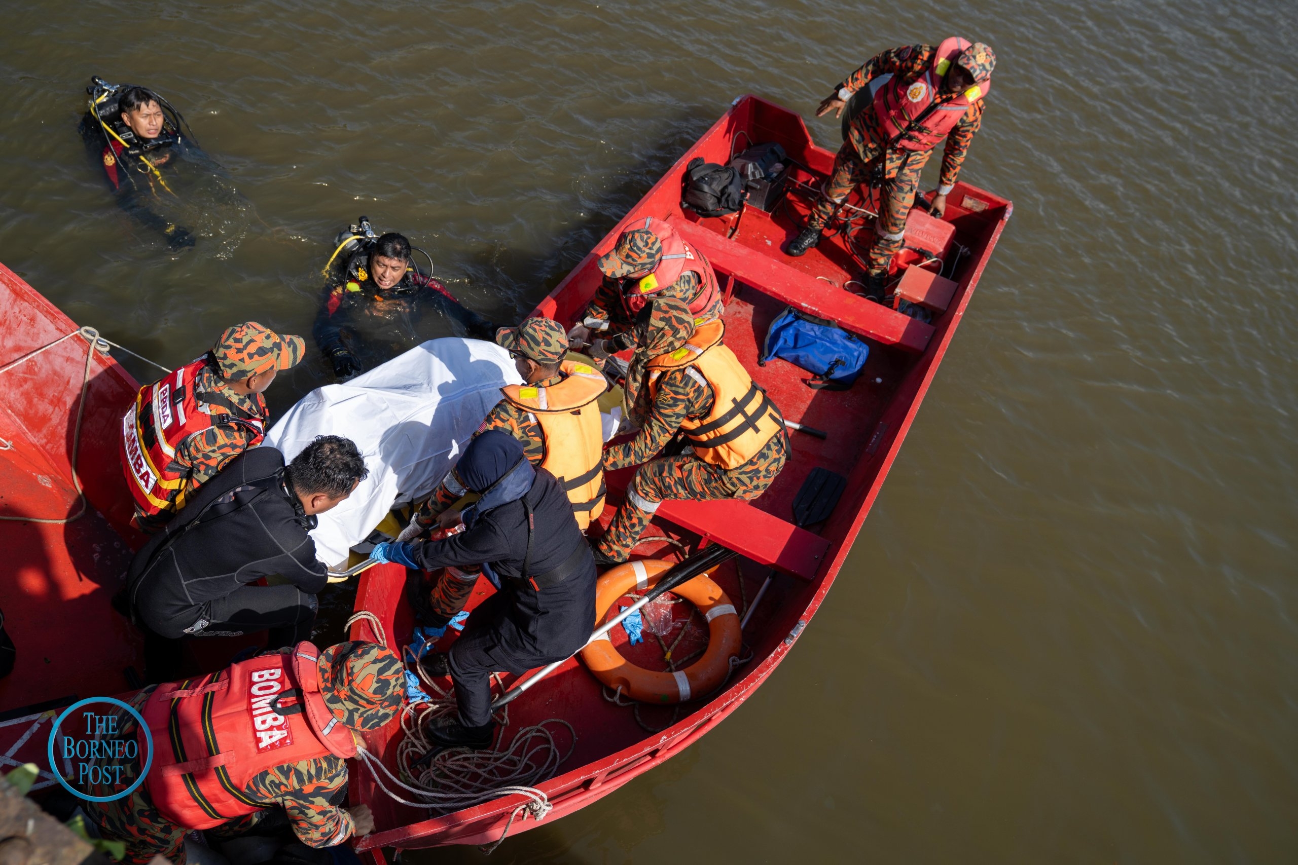 Bomba divers recover body from 4WD that plunged into Sarawak River (Video)
