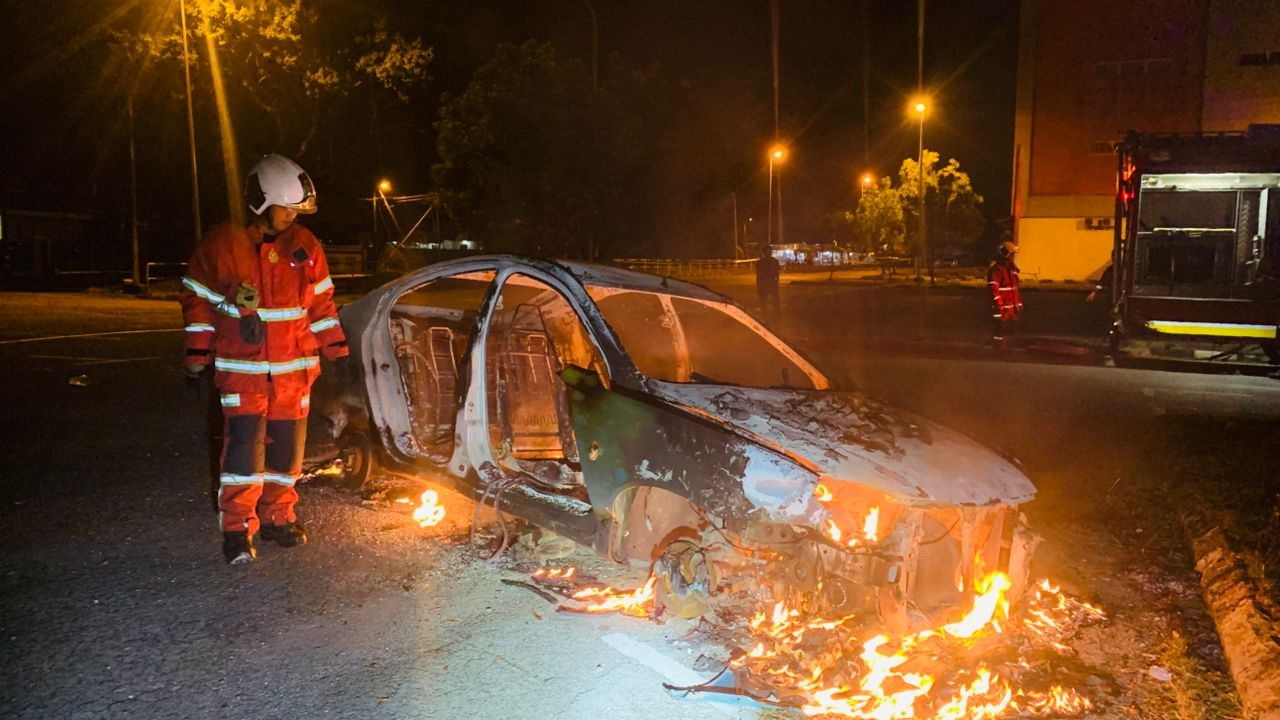 Abandoned car in front of Matang coffee shop catches fire