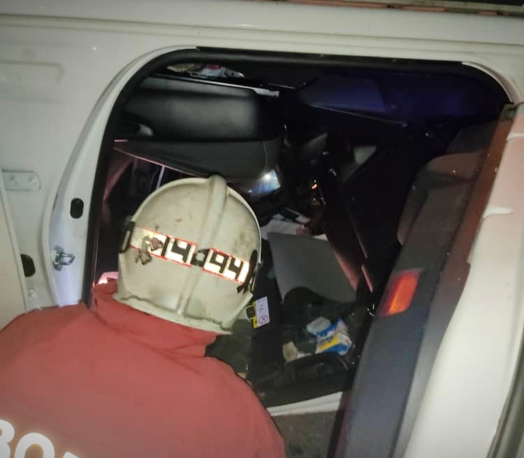 Chinese national suffers minor injuries after vehicle overturns in Kuching