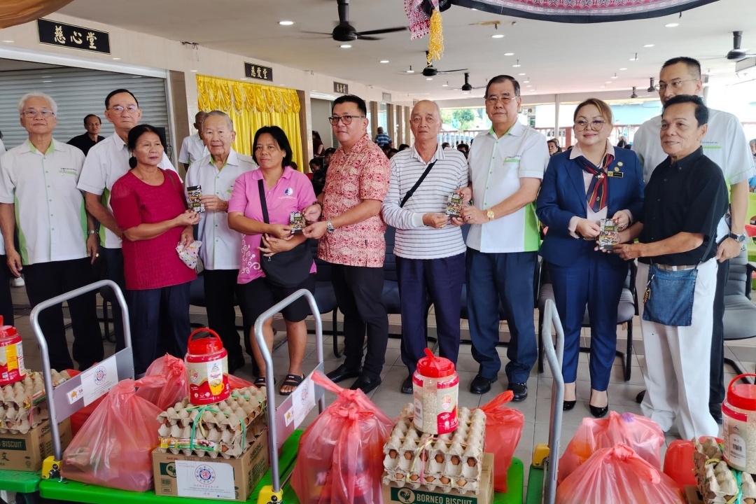 Hun Nam Siang Tng shares Gawai joy with 90 less-fortunate Dayak families in Kuching