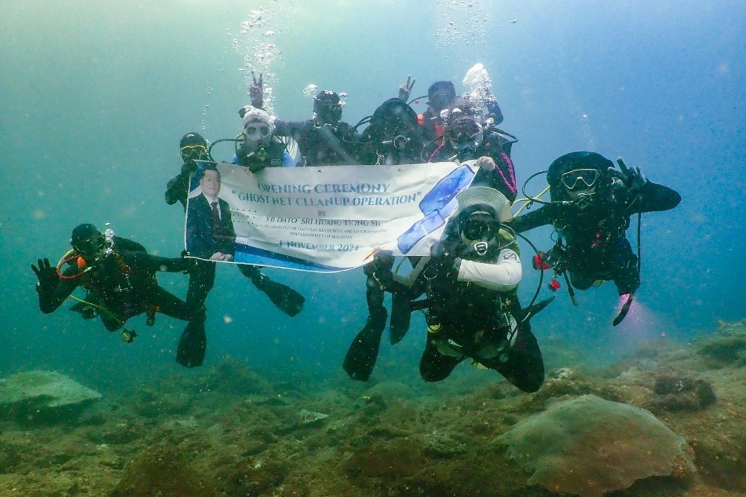 Northern Sarawak Journalists Association, volunteer divers conduct ghost nets cleanup operation