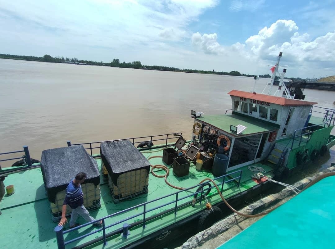Marine police detain boat, tanker lorry attempting to transfer 24,000 litres of diesel in Kuala Baram