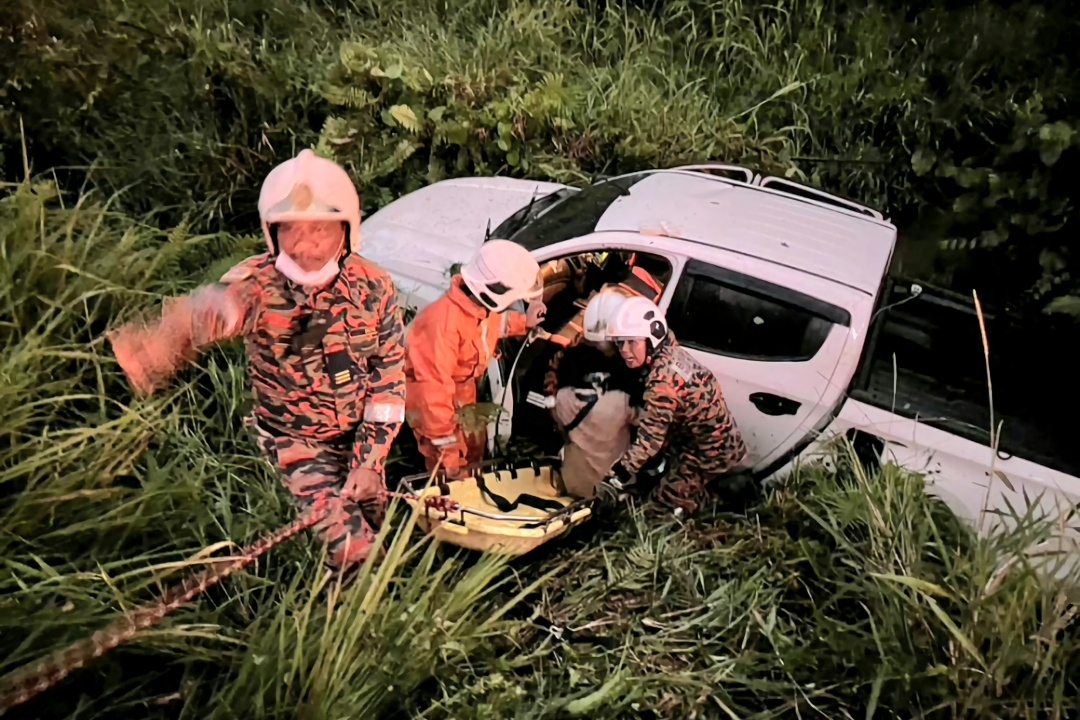 Two injured in pickup truck crash near Julau Stadium