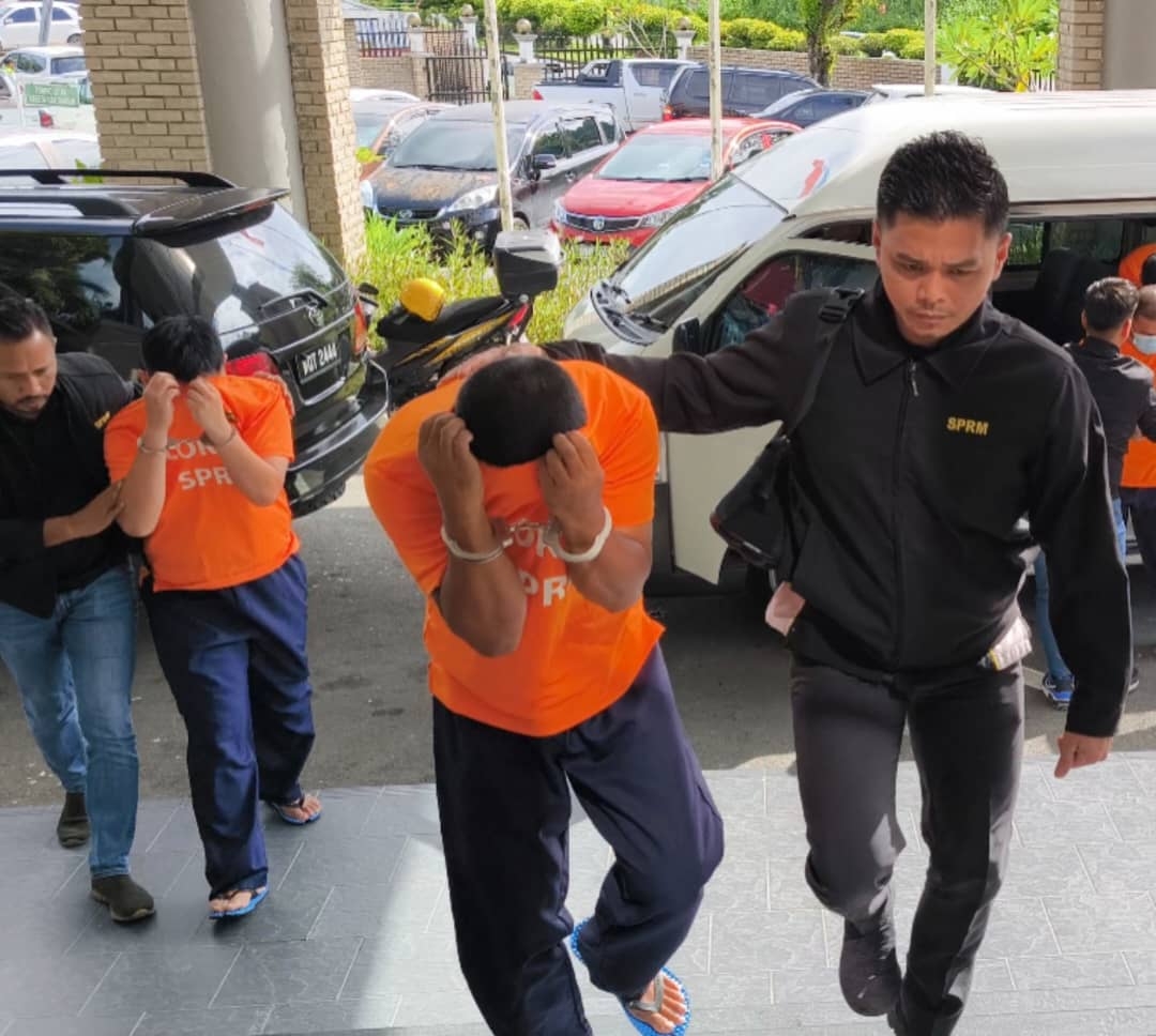 Ex-bank officers among five held for RM300,000 loan bribery scam
