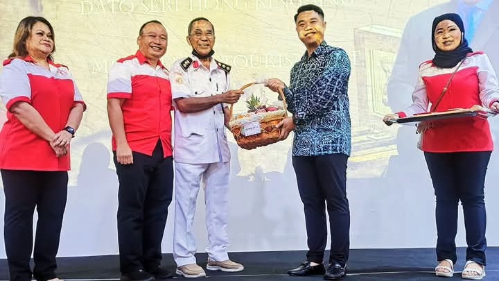 Tiong lauds MRCS Bintulu for humanitarian work, youth engagement