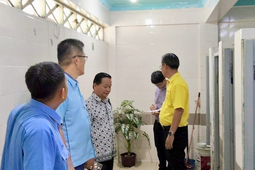 Mile 7 Wet Market toilet set for upgrade after site inspection by Kota Sentosa rep