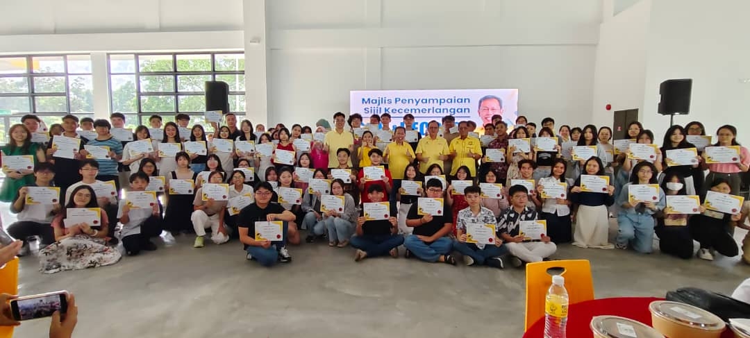 117 top SPM, UEC students receive awards from Dr Sim