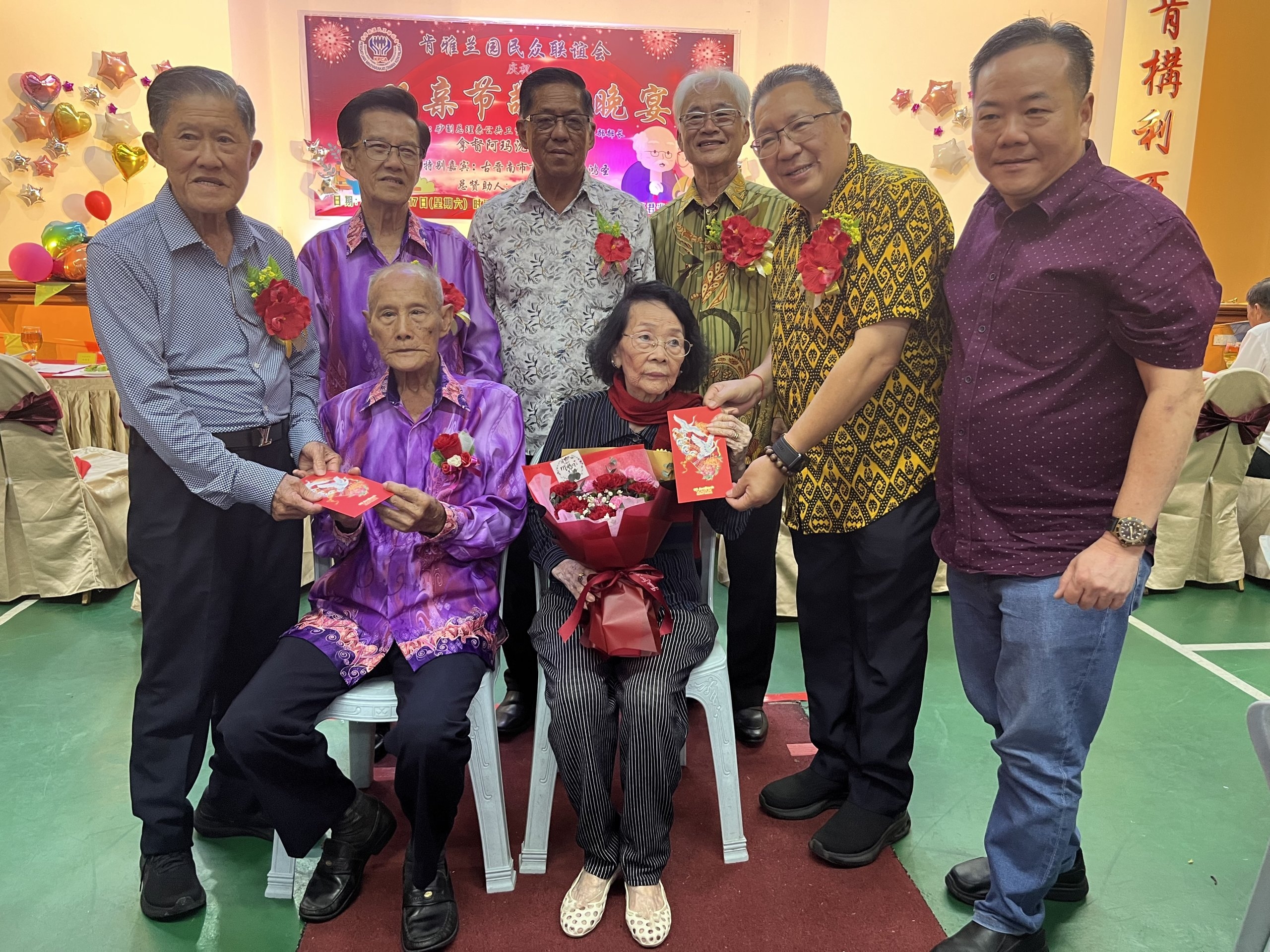 117 members of Kenyalang Park Community Association receive angpows