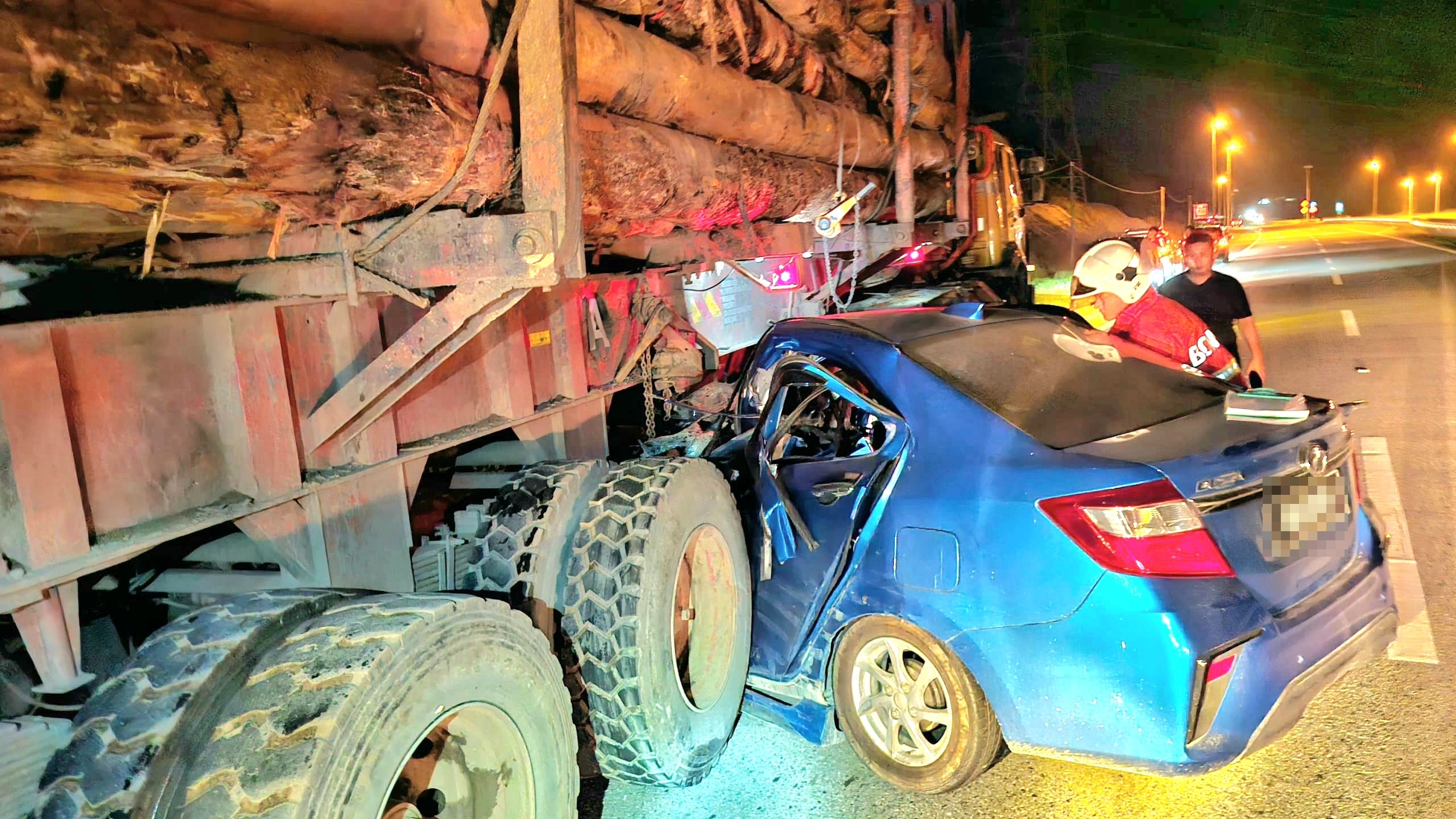 Woman escapes with minor injuries after car crashes into timber lorry near Nanga Lebai