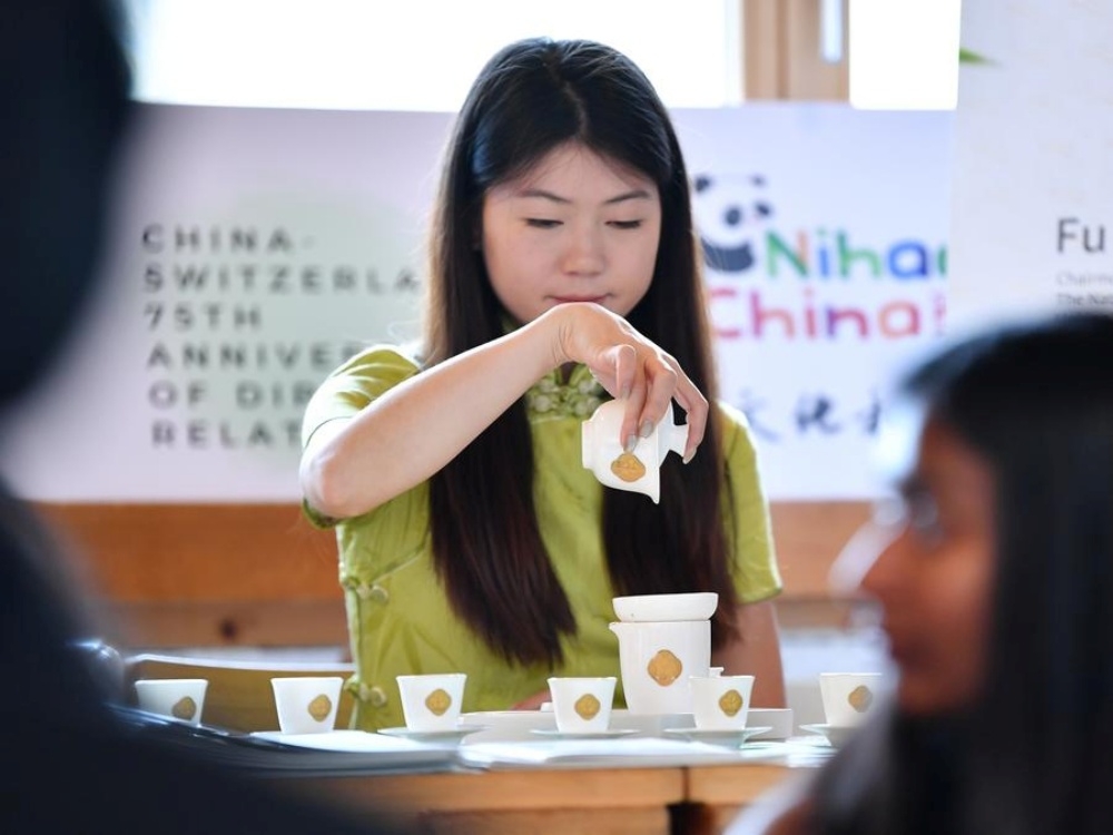 Chinese tea goes down a treat at Swiss mountaintop ceremony
