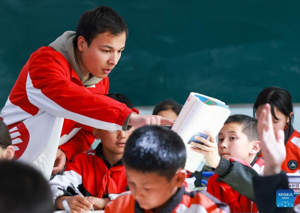 Volunteer teachers illuminate classrooms in rural Xinjiang