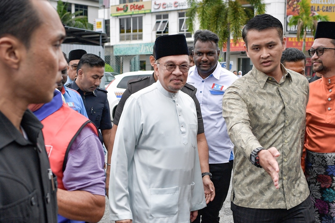 'I do not interfere', Anwar says on Najib's DNAA decision