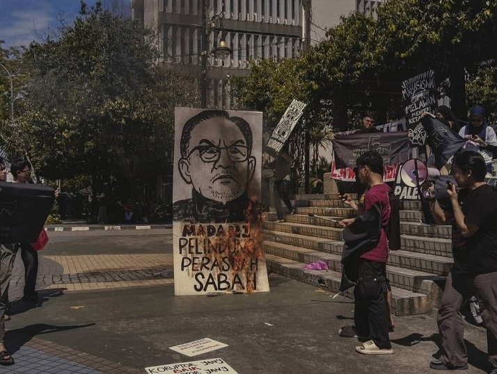 Anti-corruption rally ends with burning of placard in KK