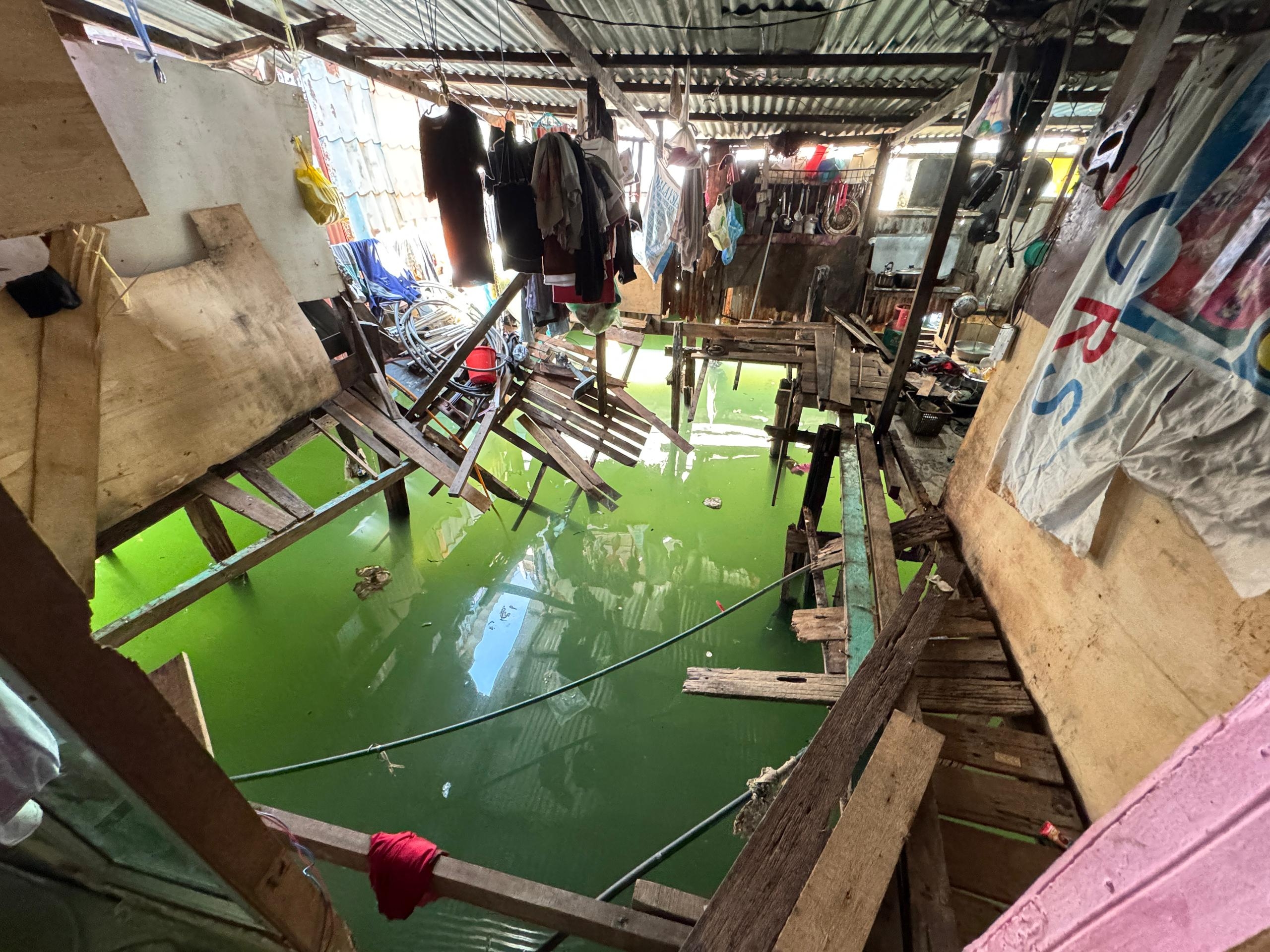 Waves destroy two homes, nine fall into sea in Sandakan