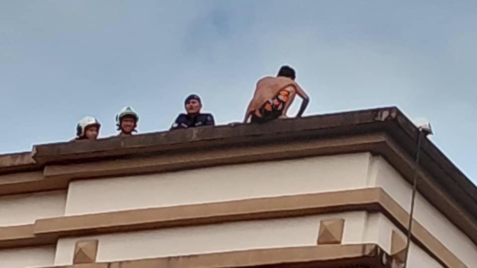Indonesian man rescued from rooftop at MJC Batu Kawa after two-hour standoff