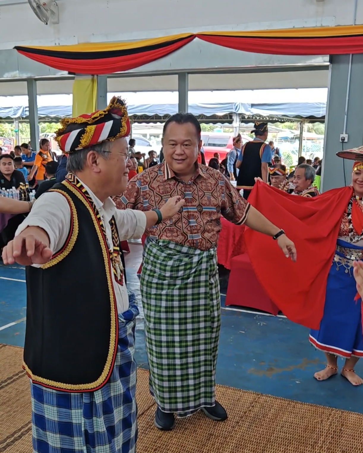 Nanta leads dignitaries at Kedup Gawai Dayak open house (Video)