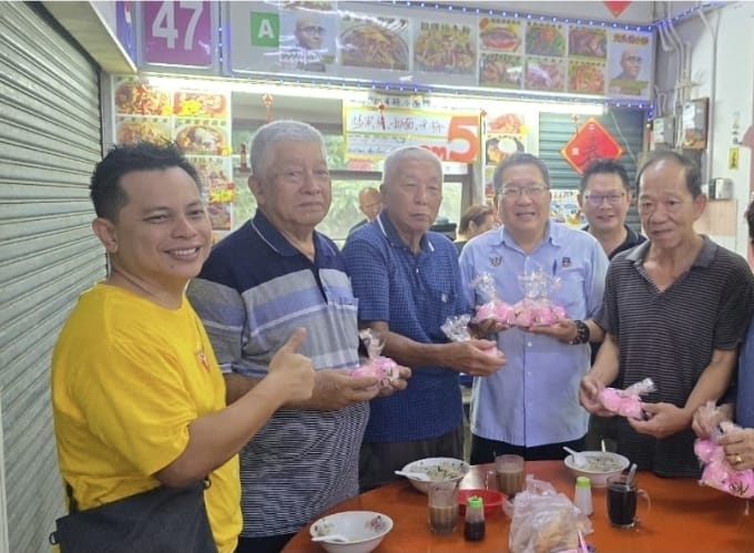 Father's Day: MBKS distributes longevity buns at Stutong, Kenyalang markets