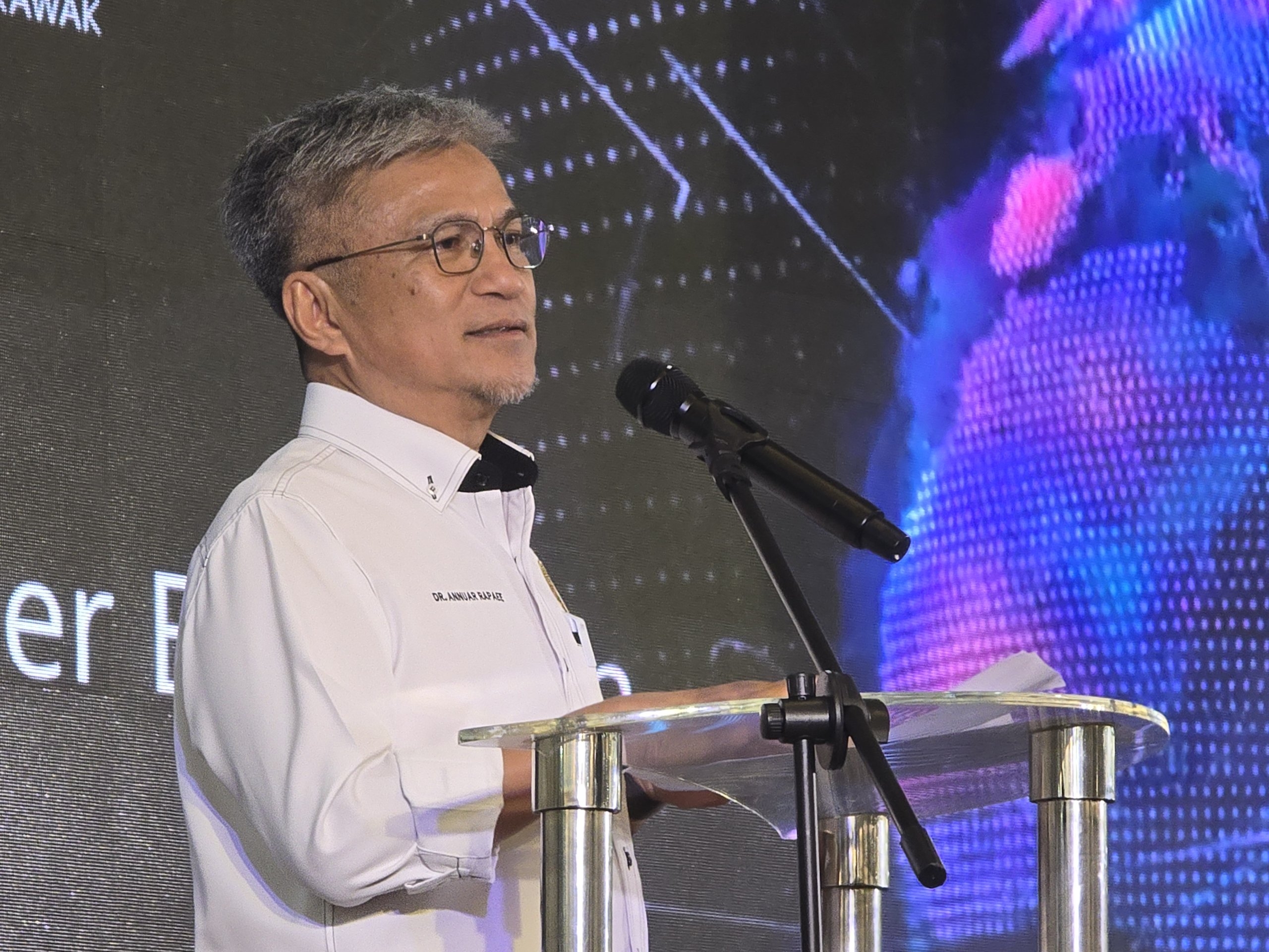 Graduates urged to embrace challenges, not be too selective in job hunt