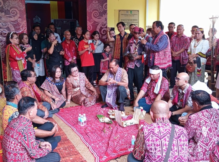 Marudi rep, wife grace Gawai open house do in Beluru