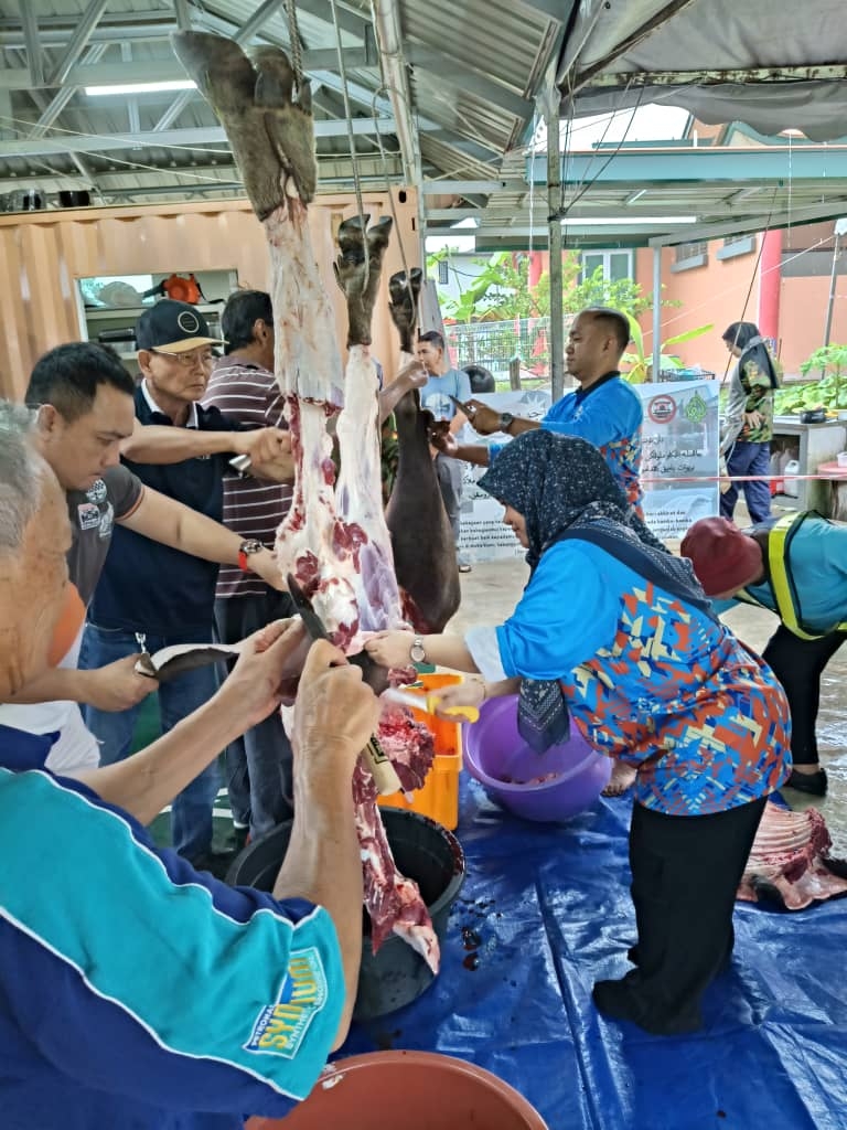 More than 20 asnaf families receive korban meat for Aidiladha from LAKMM