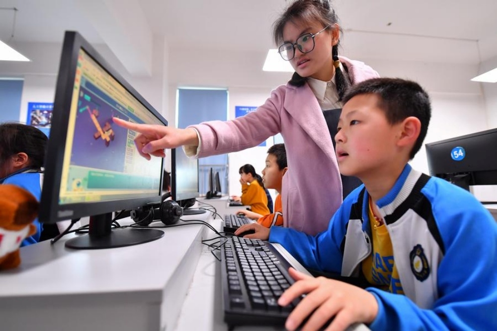 Chinese scientists join classrooms to inspire teenagers to become innovators